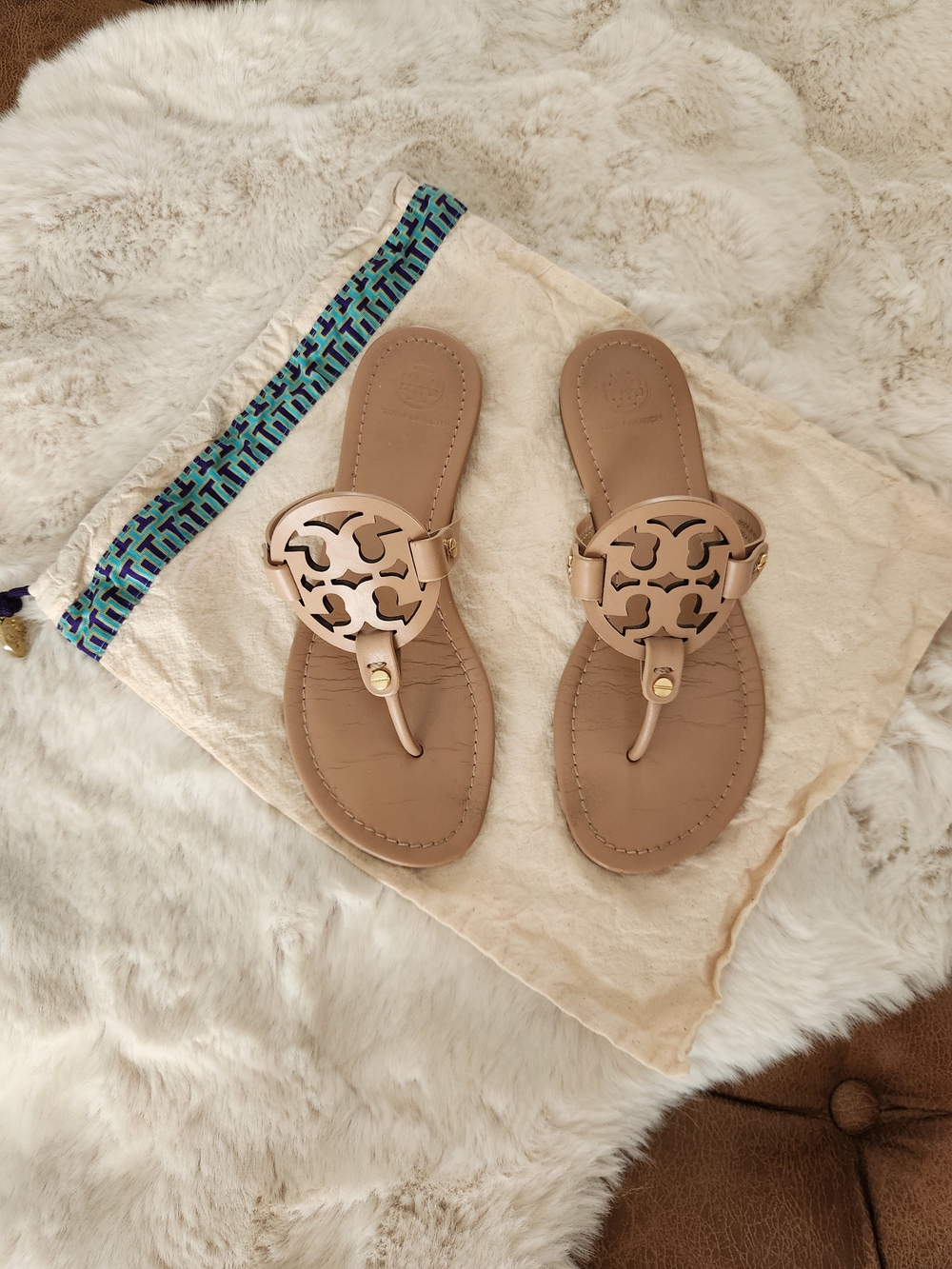 Tory Burch Nude Beige Logo Thong Leather Sandals Size 7 With Bag - Picture 2 of 8